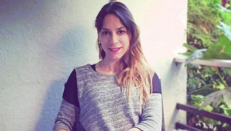 una mujer sentada sobre una piel de oveja