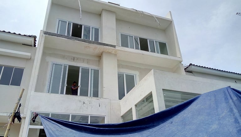 Pemasangan kusen, jendela dan pintu uPVC di proyek Pantai Indah Kapuk Jakarta Utara