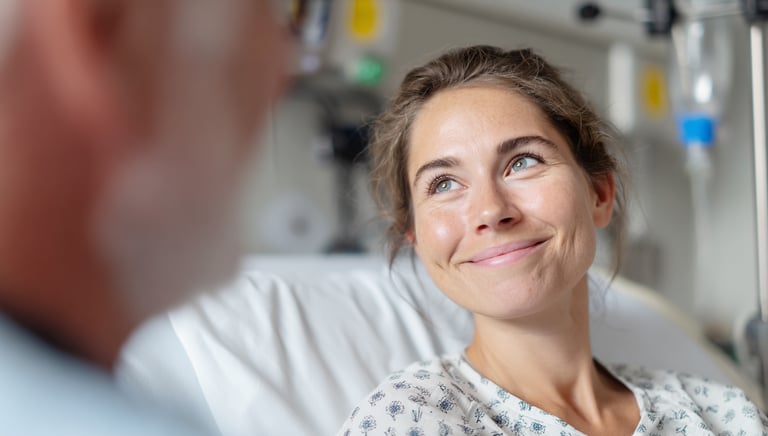 Femme heureuse sur lit d'hôpital