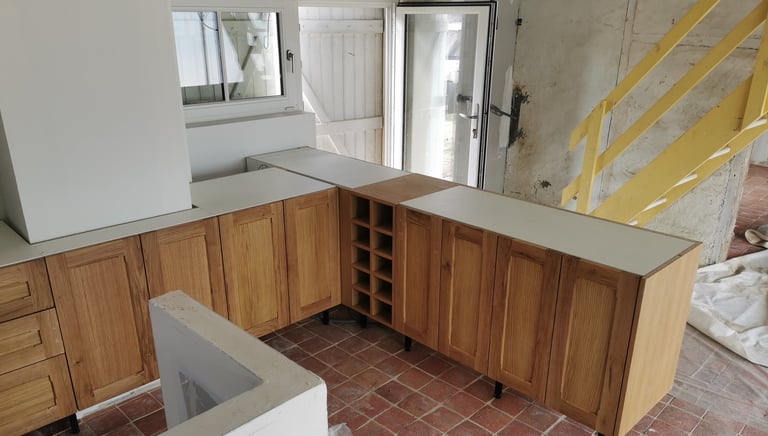 une cuisine moderne avec des facades en bois massif et une optimisation des espaces de rangement