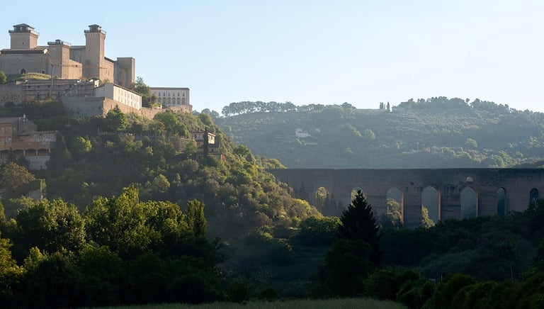 vista dell'ingresso della città di Spoleto con Hotel Gattapone sotto la rocca albornoziana e davanti il Ponte delle Torri