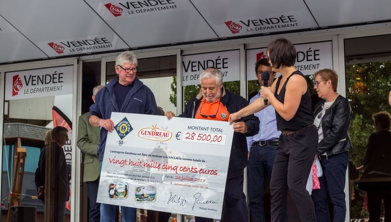 Remise d'un chèque pour la SNSM par l'entreprise Gendreau