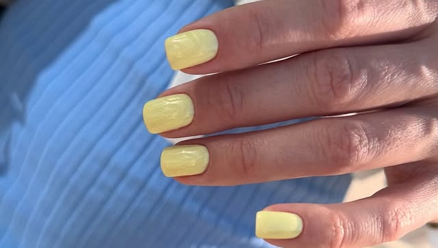 Klientės nagai nulakuoti geltonai