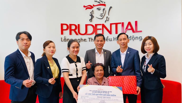 Nguyễn Nam Thùy tư vấn bảo hiểm nhân thọ cho khách hàng tại Đà Nẵng