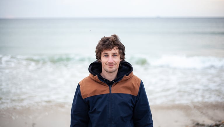 Portrait d'un homme en bord de mer