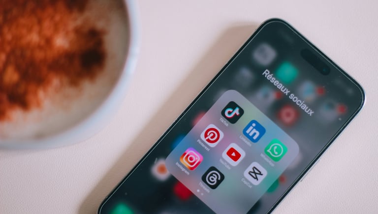 Un téléphone portable avec les logos des différents réseaux sociaux