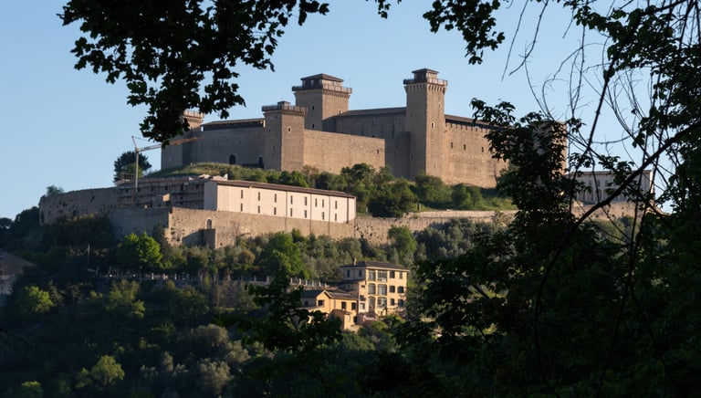 Vista dell’Hotel Gattapone al di sotto della Rocca Albornoziana di Spoleto.