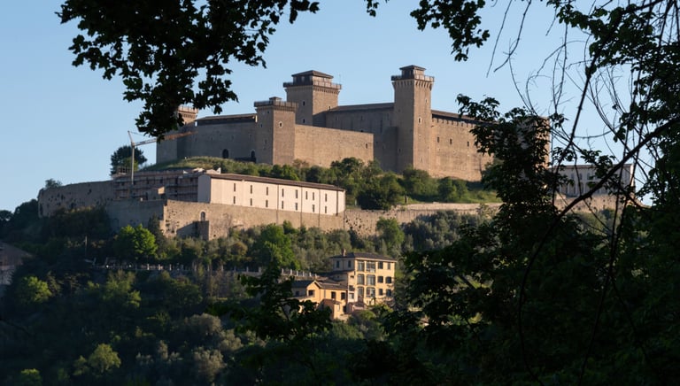 Vista dell’Hotel Gattapone al di sotto della Rocca Albornoziana di Spoleto.