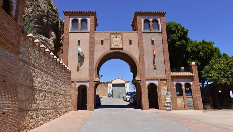 Punto de encuentro de la vía ferrata El Turrión de Comares, acceso en el entorno natural de la Axarq