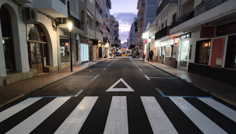 Líneas de tráfico recién pintadas por NCT Paintinga