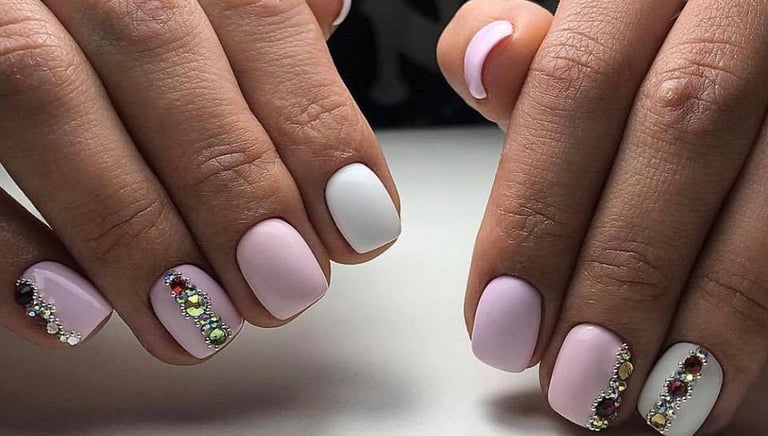Klientei atliktas gelinis manikiūras, puoštas kristalais