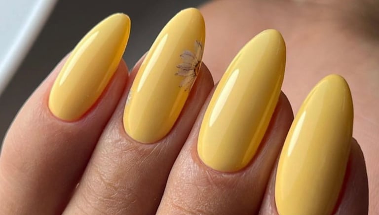 Geltoni nagai su dekoru