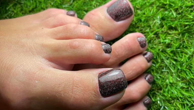 Klientei padarytas vasariškas pedikiūras su ryškiu geliniu laku