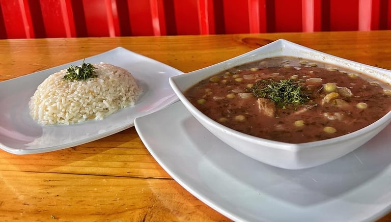 Sopa de pajarilla acompañada de arroz blanco