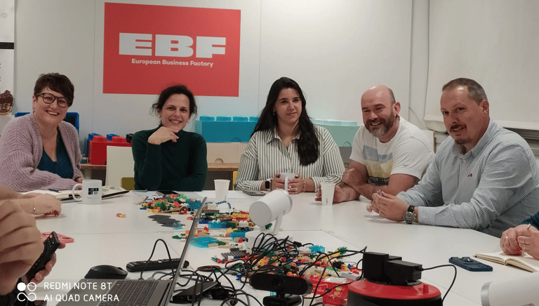 Grupo de facilitadores alrededor de una mesa