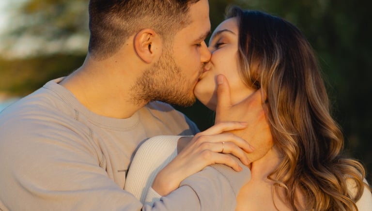 Paar küsst sich innig im goldenen Sonnenlicht am See. Romantisches Verlobungsfoto: Just Perspectives.