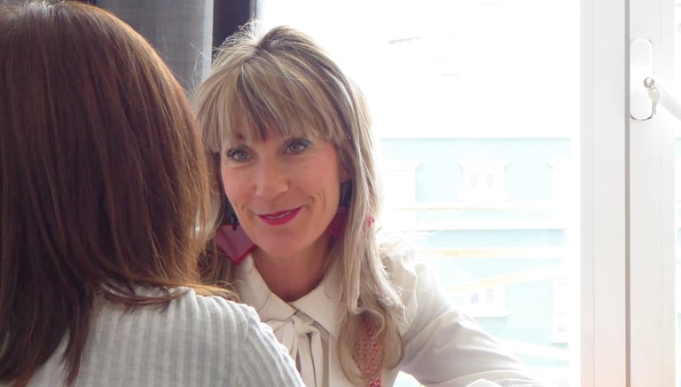 Anna Martínez escuchando una chica en una de sus sesiones