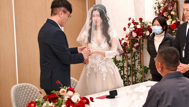 香港婚禮新娘化妝跟妝服務-我們提供全程貼身跟妝服務,從新娘子出門、男家入門、證婚、外影、晚宴迎賓、新人進場到晚宴敬酒的所有婚禮環節,我們都盡心為新娘子提供貼心+貼身的跟妝服務