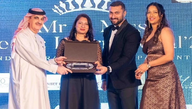 Priya fashions designer Priya Fernandes receiving award