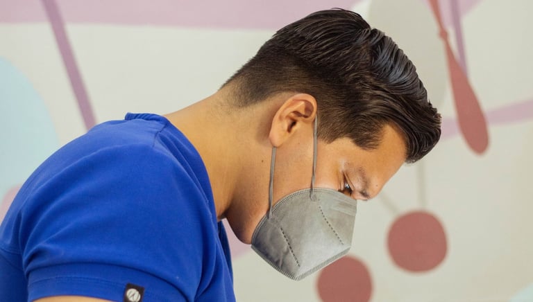 Ortodoncia en Sonrilandia Tepic: especialista alineando dientes con tecnología moderna y segura.