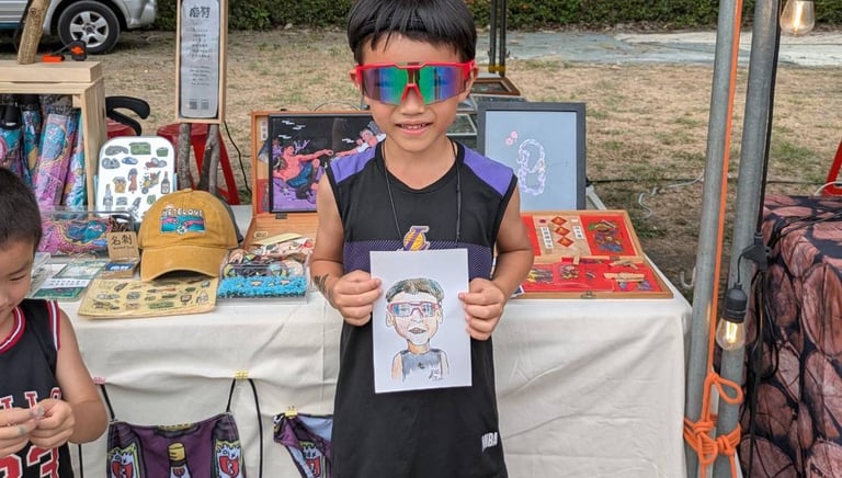 一個男孩拿著 廢材fadechai插畫家幫他速寫的人像畫，站在攤位面前