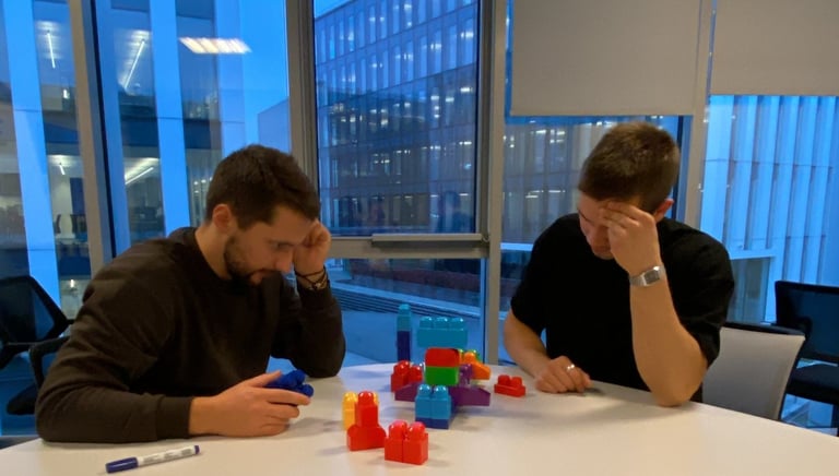 Du žmonės sprendžia galvosūkį