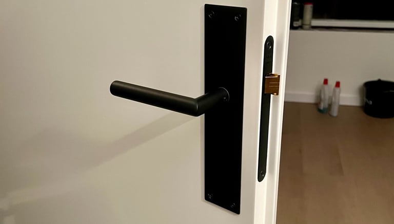 Nieuwe deur renovatie nieuw deurslot deurklink