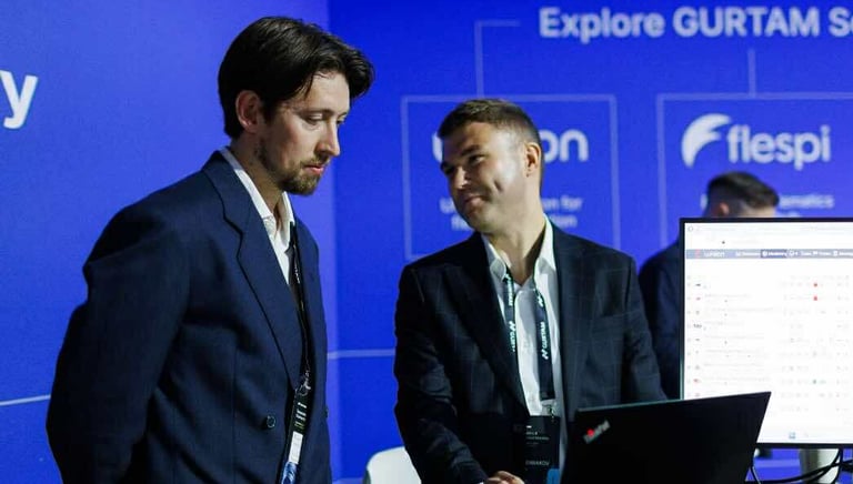 Du žmonės kalbasi konferencijoje