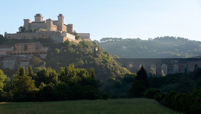 vista dell'ingresso della città di Spoleto con Hotel Gattapone sotto la rocca albornoziana e davanti il Ponte delle Torri