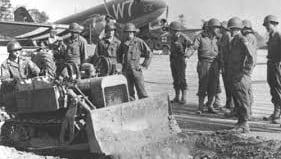 Le bulldozer Clark Airborne CA-1 sort d’un planeur Waco CG-4 Hadrian après un atterrissage, prêt à d
