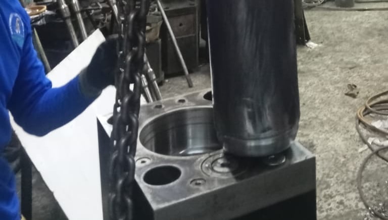 Martillo hidráulico Montabert reacondicionado para venta EMI