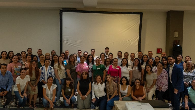 Grupo de personas servidoras tras mesas de co creación para plan municipal de gobierno abierto