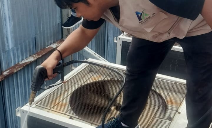 Perbaikan dan perawatan AC di kota Mataram , Lombok dengan teknisi ahli