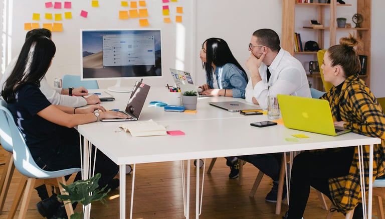 Mujer realizando consultoría exponiendo a un grupo de emprendedores  en una oficina