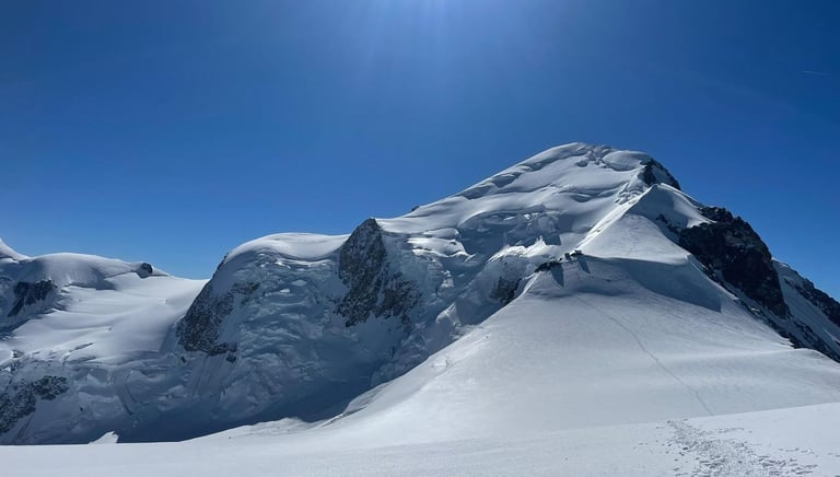 Esquí de montaña en los Alpes, ascensión al Mont Blanc, 4.810m