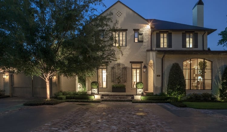 landscape lighting the front of the house