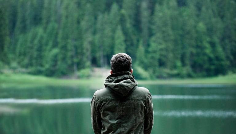 homme qui regarde un lac