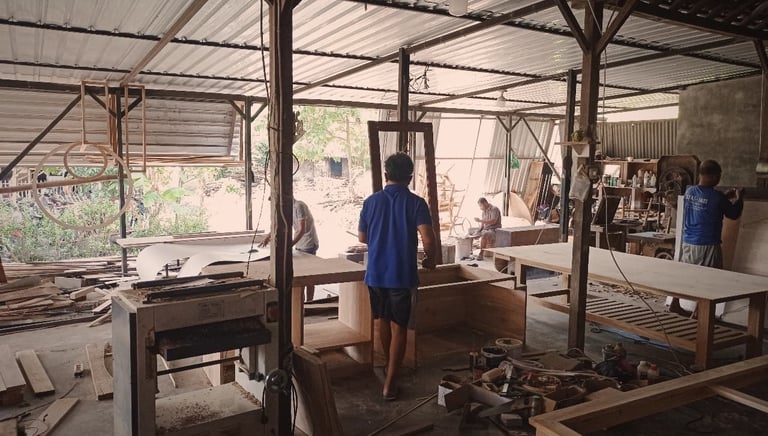 Tukang dari Atria Interior sedang melakukan produksi