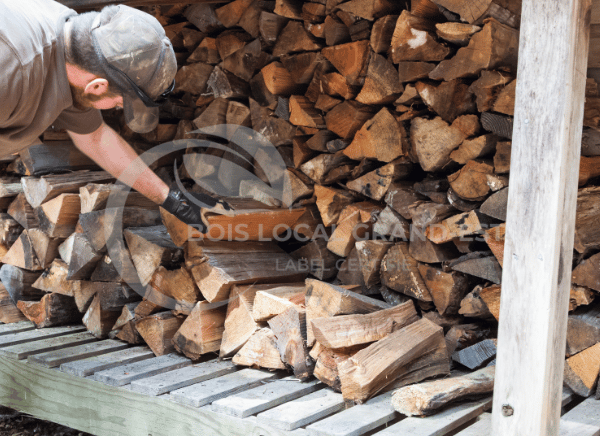 un homme utilise une machine à sciure circulaire