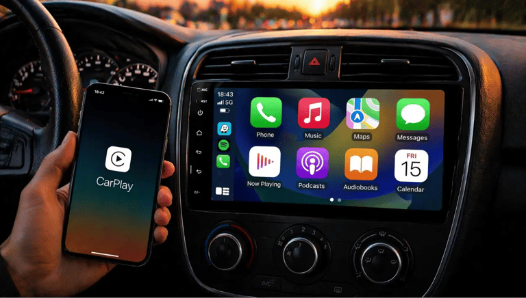 central multimidia com carplay sem fio conectada ao smartphone no painel do carro em uso real