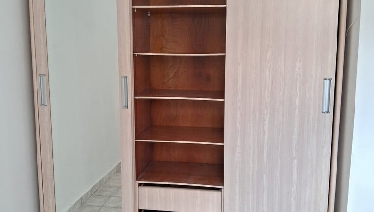 imagem de um guarda roupas montado
