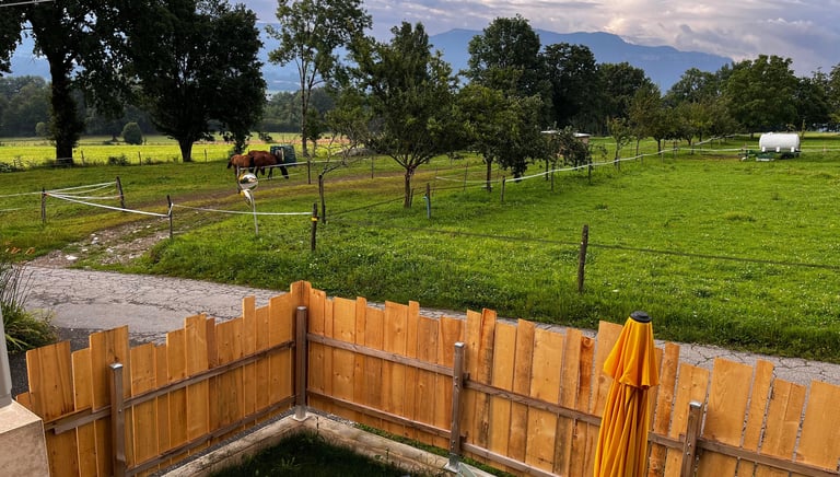 Gîte l'Escale 1695, vue sur les parcs à chevaux depuis une chambre
