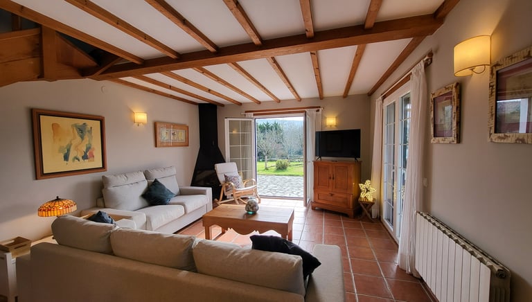 Salón con dos sofás, chimenea y televisión