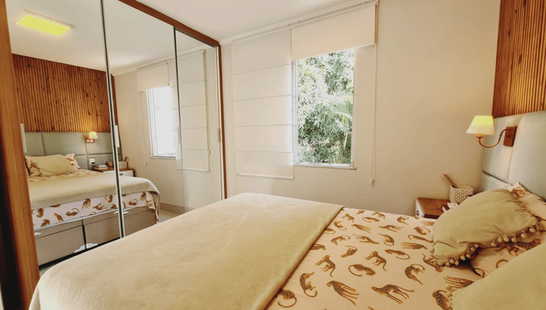 quarto com armário e cabeceira de cama de madeira