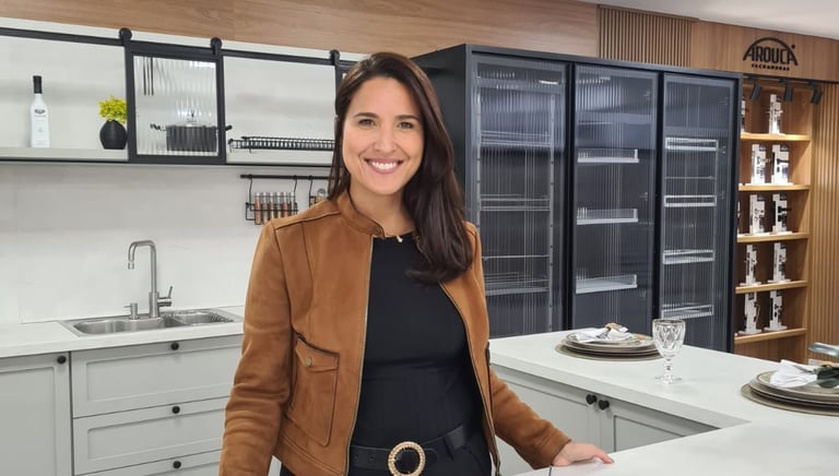 mulher sorrindo em uma cozinha planejada