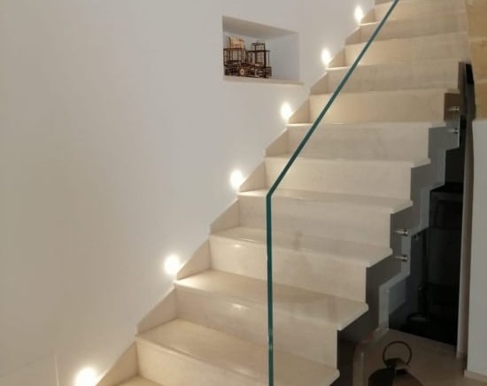 scale con impianti di illuminotecnica