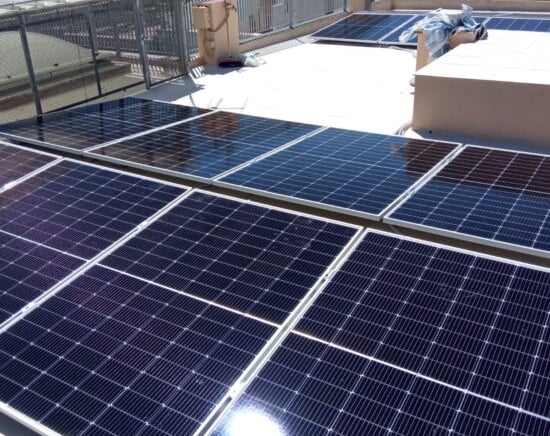 tetto con di impianti foto voltaici