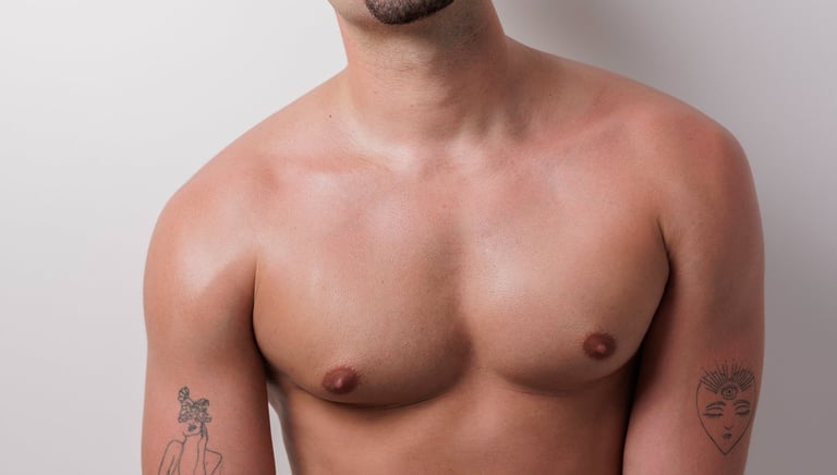 le torse d'un homme épilé via laser pour découvrir la liberté grâce à l'épilation définitive