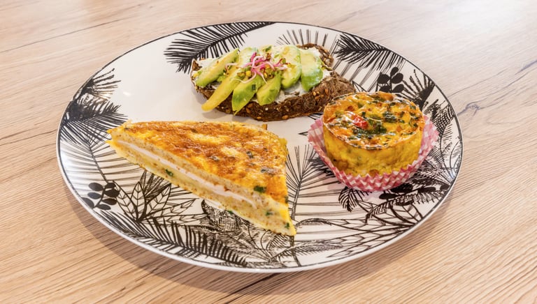assiette de petit déjeuner sain healthy équilibré egg muffin, oeufs, toast avocat, avocado toast