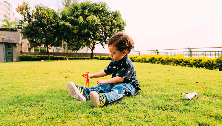 niño jugando en el cesped